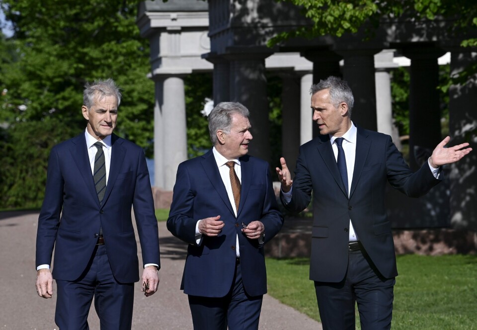 NATO-SAMTALER: Norges statsminister Jonas Gahr Støre, Finlands president Sauli Niinisto og Natos generalsekretær Jens Stoltenberg ankommer presidentens sommerresidens Kultaranta i Naantali i Finland 12. juni.