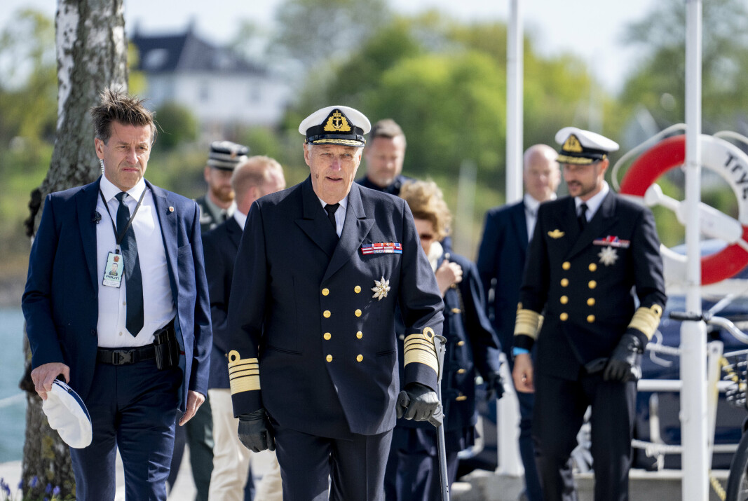 NYE ADJUTANTER: Kong Harald får en ny overadjutant og en ny adjutant. Kronprins Haakon (i bakgrunnen til høyre) får én ny adjutant denne høsten.
