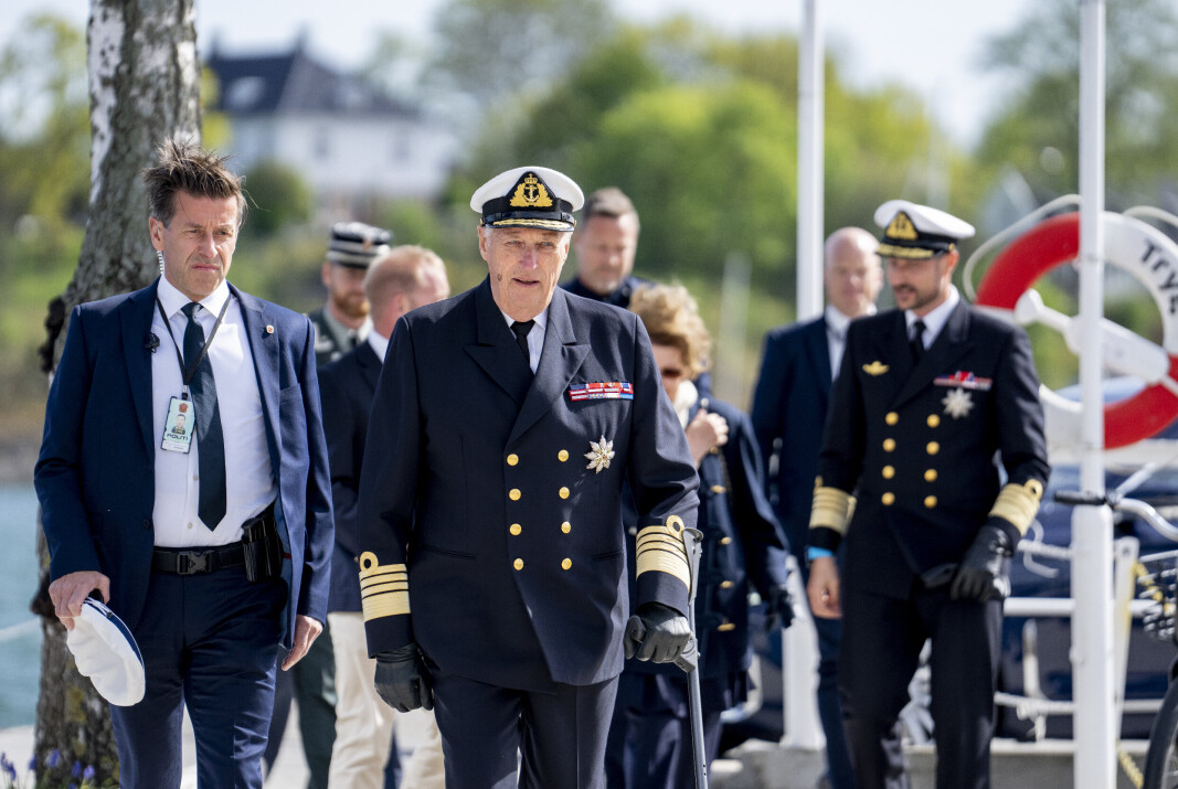 NYE ADJUTANTER: Kong Harald får en ny overadjutant og en ny adjutant. Kronprins Haakon (i bakgrunnen til høyre) får én ny adjutant denne høsten. NYE ADJUTANTER: Kong Harald får en ny overadjutant og en ny adjutant. Kronprins Haakon (i bakgrunnen til høyre) får én ny adjutant denne høsten.