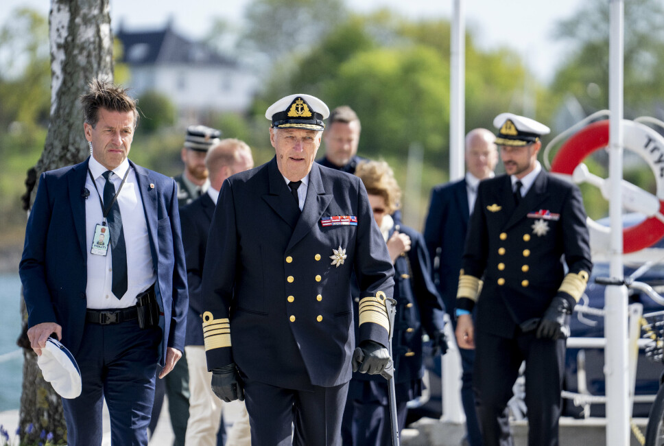 NYE ADJUTANTER: Kong Harald får en ny overadjutant og en ny adjutant. Kronprins Haakon (i bakgrunnen til høyre) får én ny adjutant denne høsten.