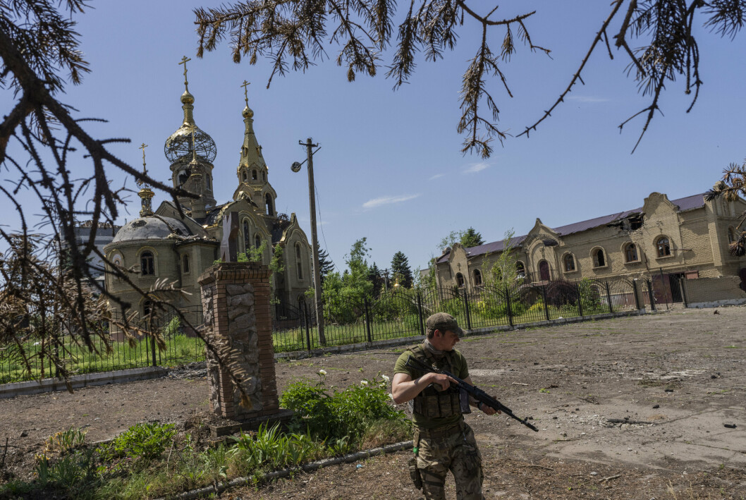 VED FRONTEN: En ukrainsk soldat patruljerer i en landsby i Dontesk 2. juni.