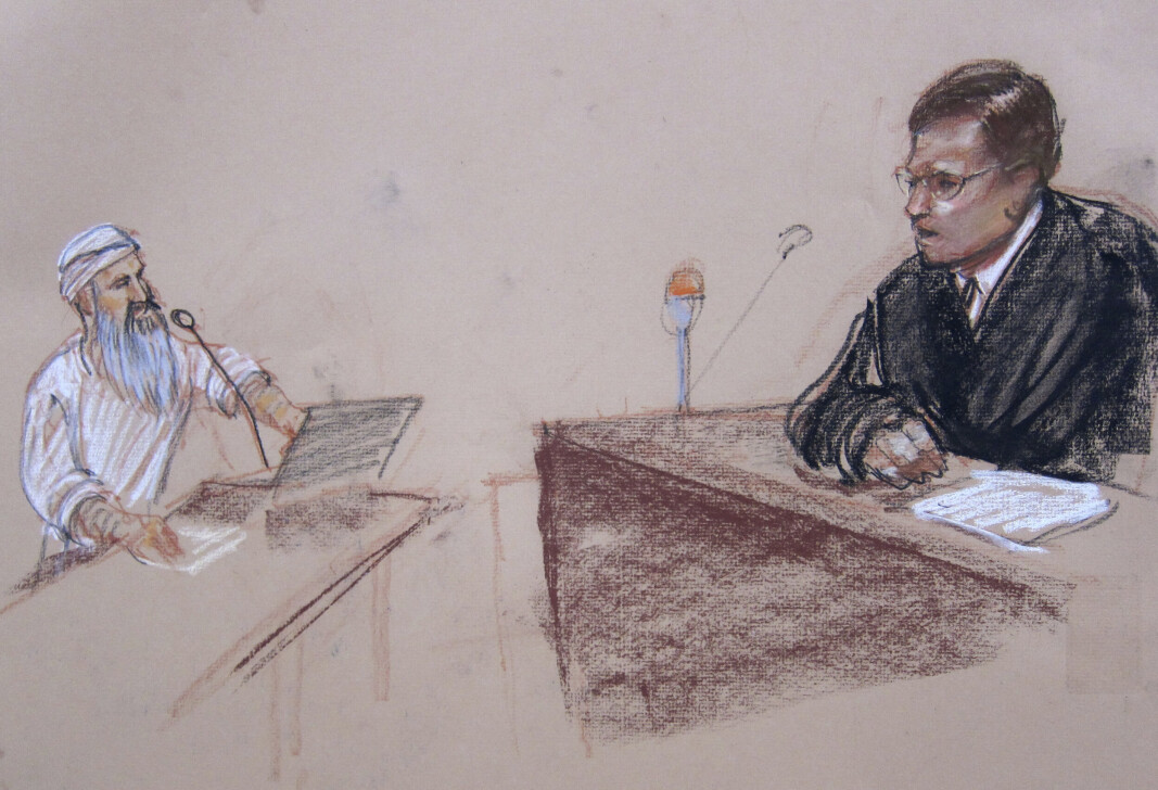 I RETTEN: Abd al-Hadi al-Iraqi og dommer Kirk Waits på en illustrasjon fra retten. Etter 15 år i Guantanamo-leiren har han nå sagt seg skyldig i krigsforbrytelser. I RETTEN: Abd al-Hadi al-Iraqi og dommer Kirk Waits på en illustrasjon fra retten. Etter 15 år i Guantanamo-leiren har han nå sagt seg skyldig i krigsforbrytelser.
