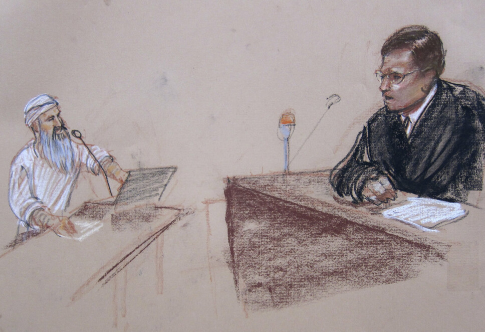 I RETTEN: Abd al-Hadi al-Iraqi og dommer Kirk Waits på en illustrasjon fra retten. Etter 15 år i Guantanamo-leiren har han nå sagt seg skyldig i krigsforbrytelser.