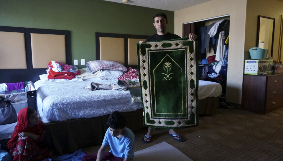 EKSIL: En rekke afghanske familier er allerede i USA. Afghanske Khial Mohammad Sultani holder opp bønneteppet, som er en av familiens kjæreste eiendeler.