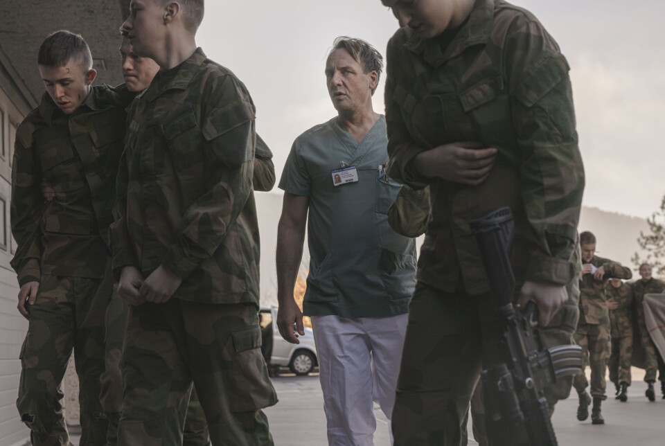 MILITÆRLEGE: Jørn Einar Rasmussen i en masseskadeøvelse sammen med politi, helsevesen og militært personell.