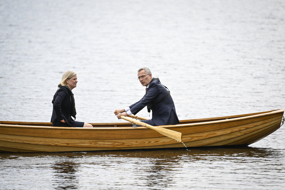 BÅTTUR: Sveriges statsminister Magdalena Andersson (t.v.) og Natos generalsekretær Jens Stoltenberg i det tradisjonelle robåtmøtet, som mange regjeringssjefer har hatt med den svenske statsministeren på Harpsund.