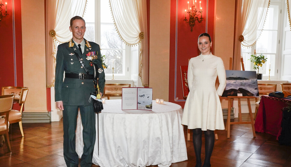 DRØMMEDAGER: Prinsesse Ingrid Alexandra tar imot forsvarssjefen, general Eirik Kristoffersen, som representerer Forsvaret, i forbindelse med myndighetsdagen sin i januar. Forsvaret gir tre drømmedager: En dag i Hæren, en dag i Sjøforsvaret og en dag i Luftforsvaret i gave til prinsessen.