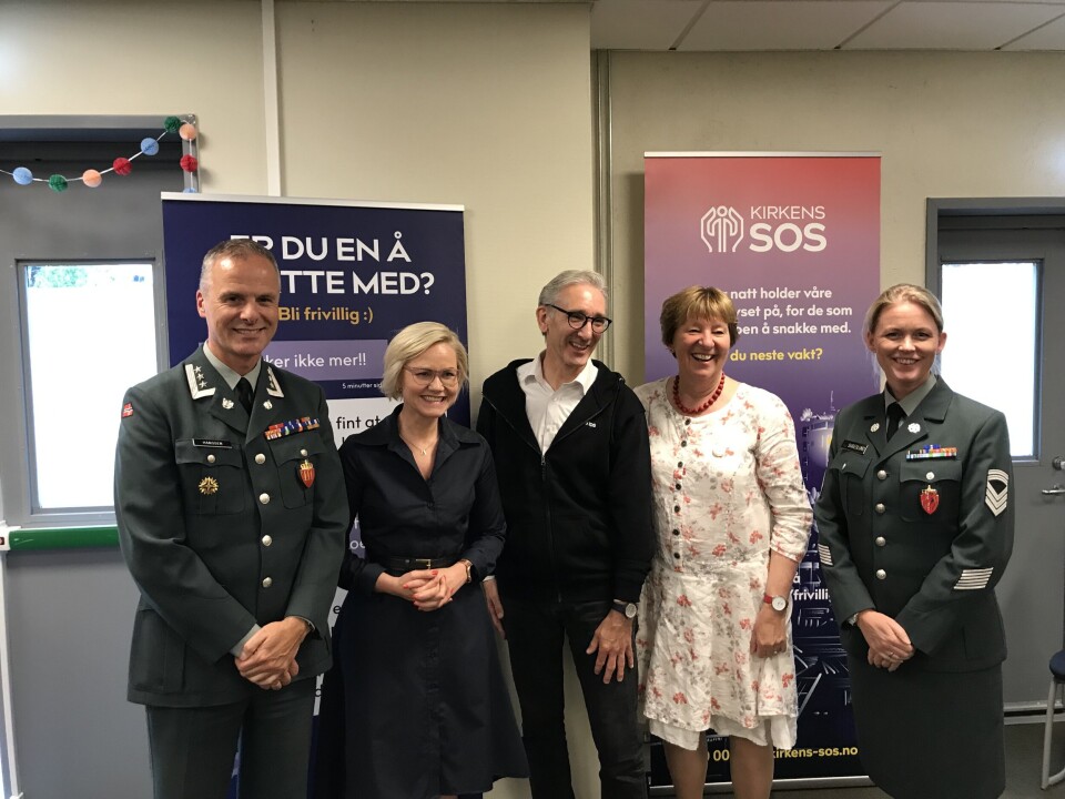 SENTERÅPNING: Helse- og omsorgsminister Ingvild Kjerkol og Oslos ordfører Marianne Borgen åpnet Kirkens SOS sitt nye senter i Hoffsveien 1B på Skøyen 14. juni. Oberst Terje Hanssen, Forsvarsstaben (t.v.), generalsekretær i Kirkens SOS, Lasse Heimdal (midten) og stabssersjant Adelheid Skredlund, FPVS (t.h.). SENTERÅPNING: Helse- og omsorgsminister Ingvild Kjerkol og Oslos ordfører Marianne Borgen åpnet Kirkens SOS sitt nye senter i Hoffsveien 1B på Skøyen 14. juni. Oberst Terje Hanssen, Forsvarsstaben (t.v.), generalsekretær i Kirkens SOS, Lasse Heimdal (midten) og stabssersjant Adelheid Skredlund, FPVS (t.h.).