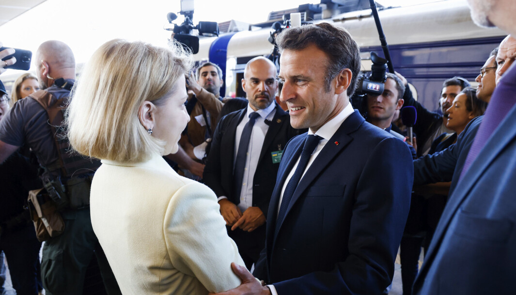 STØTTE: Ukrainas visestatsminister Iryna Veresjtsjuk tok imot Frankrikes president Emmanuel Macron da han ankom Kyiv torsdag. STØTTE: Ukrainas visestatsminister Iryna Veresjtsjuk tok imot Frankrikes president Emmanuel Macron da han ankom Kyiv torsdag.