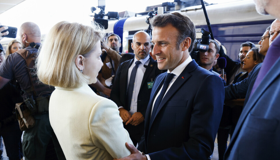 STØTTE: Ukrainas visestatsminister Iryna Veresjtsjuk tok imot Frankrikes president Emmanuel Macron da han ankom Kyiv torsdag.