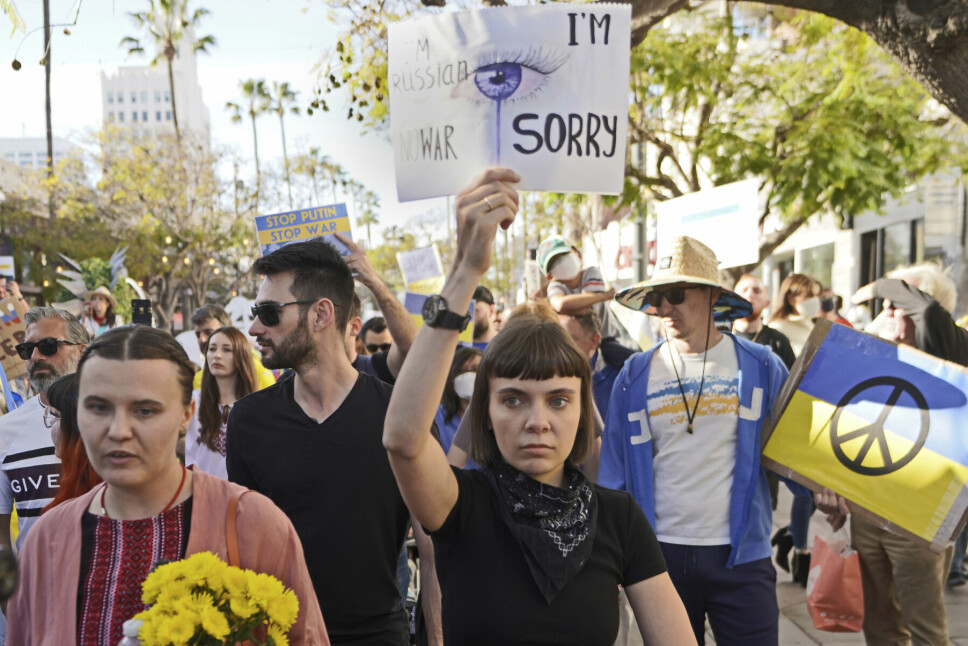 BEKLAGELSER: Russiske Katrina Repina, holder et skilt som sier 'Jeg er russisk, ingen krig. Jeg beklager,' mens hun uttrykker sin støtte til Ukraina i Santa Monica, California, søndag, 27. februar 2022.