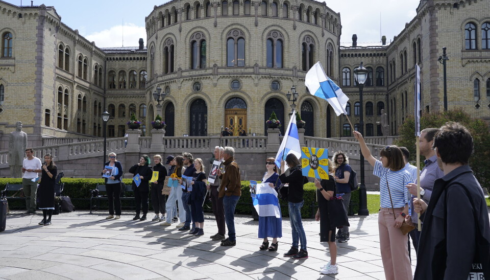 PROTEST: Russere som er mot Russlands krig Ukraina demonstrerer utenfor Stortinget 12. juni.