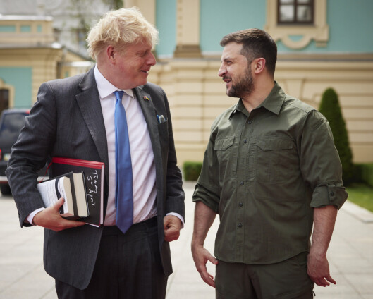 Boris Johnson i Kyiv – lover å trene ukrainske soldater
