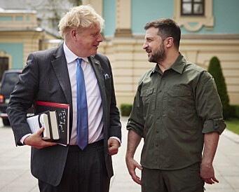 Boris Johnson i Kyiv – lover å trene ukrainske soldater