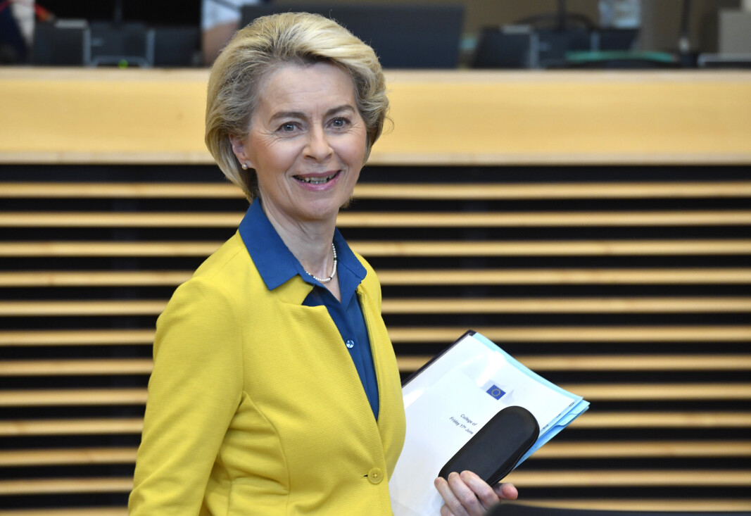KANDIDAT: EU-kommisjonens president Ursula von der Leyen hadde kledd seg i fargene til det ukrainske flagget da hun fredag la fram kommisjonens anbefaling om å gi Ukraina kandidatstatus i EU. KANDIDAT: EU-kommisjonens president Ursula von der Leyen hadde kledd seg i fargene til det ukrainske flagget da hun fredag la fram kommisjonens anbefaling om å gi Ukraina kandidatstatus i EU.