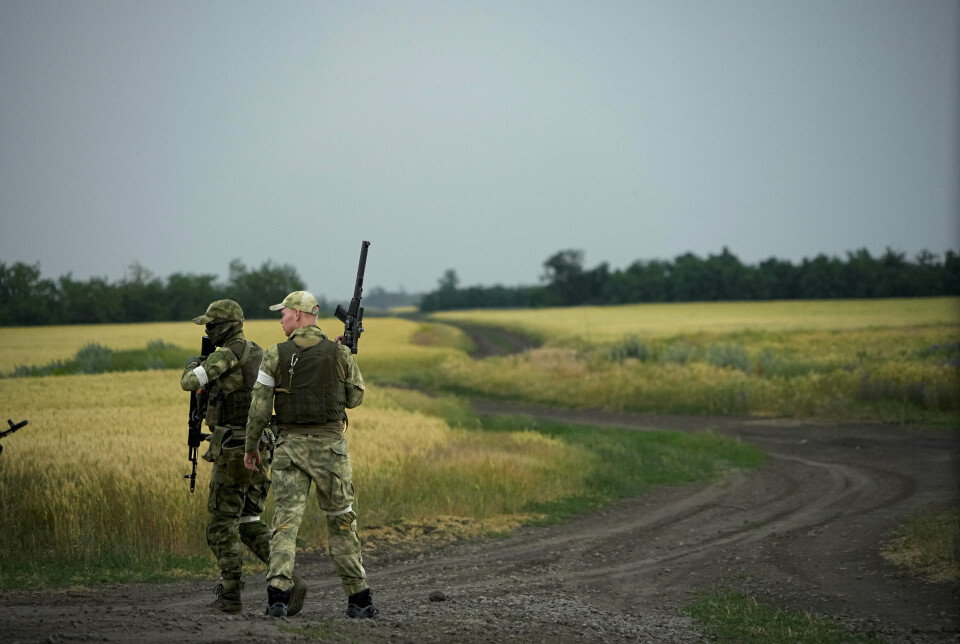 OKKUPERT: Russiske soldater vokter et område ved siden av et hvetefelt i Zaporizjzja-regionen i et område under russisk militær kontroll, sørøst i Ukraina, tirsdag 14. juni 2022. Dette bildet ble tatt under en tur organisert av det russiske forsvarsdepartementet.