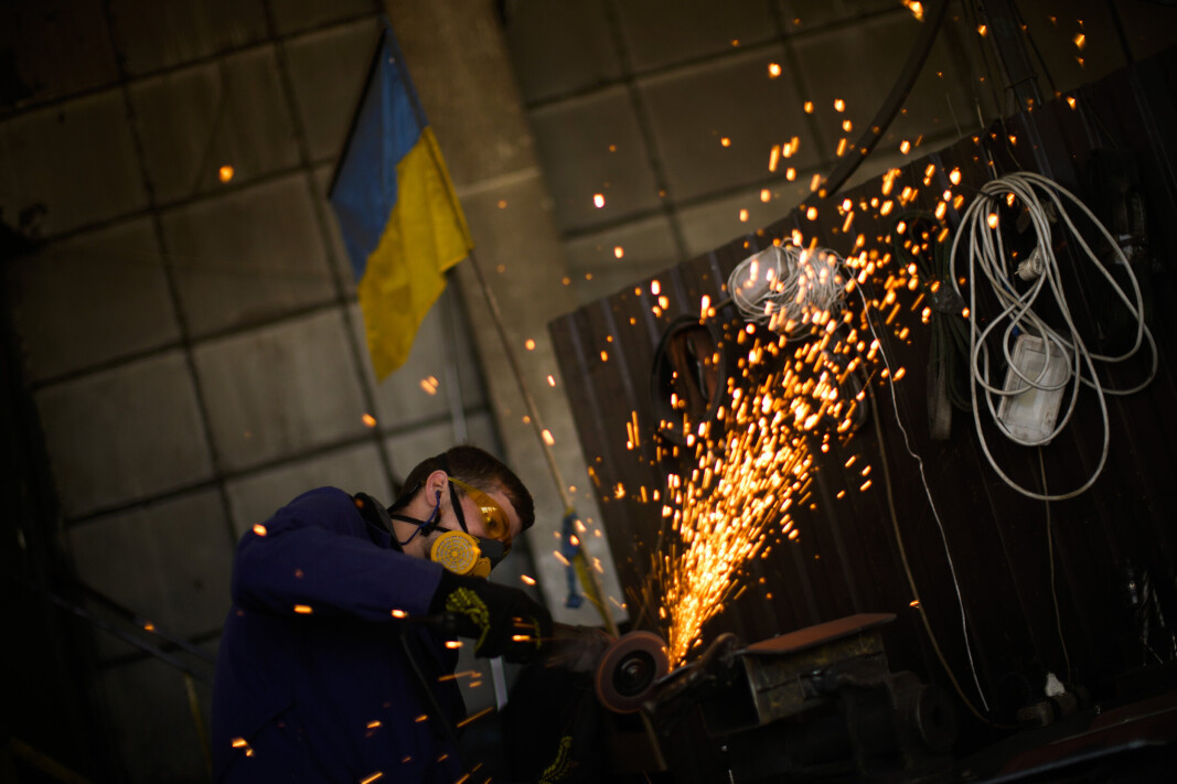 LAGER MATERIALE: En ukrainsk innbygger former metallplater med en vinkelsliper ved et anlegg som produserer materiale for ukrainske soldater i Zaporizjzja, Ukraina. Bildet ble tatt 7.mai 2022. LAGER MATERIALE: En ukrainsk innbygger former metallplater med en vinkelsliper ved et anlegg som produserer materiale for ukrainske soldater i Zaporizjzja, Ukraina. Bildet ble tatt 7.mai 2022.
