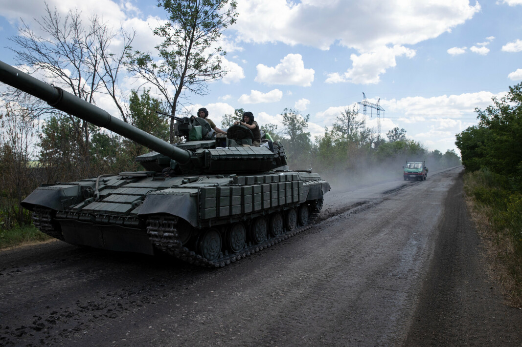 STRIDSVOGN: En ukrainsk stridsvogn på vei mot frontlinjen utenfor Sievjerodonetsk 19. juni.