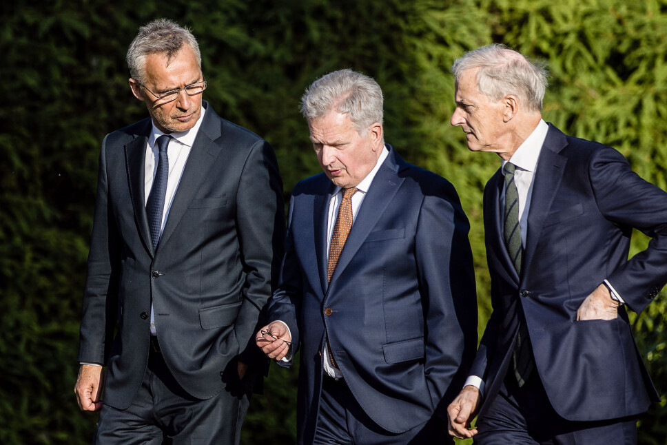 NATO-TOPPMØTET: Den finske presidenten Sauli Niinistö mener det blir vanskelig å finne en løsning med Tyrkia før toppmøtet. Her er han flankert av NATOs generalsekretær Jens Stoltenberg (t.v.) og statsminister Joans Gahr Støre under Kultaranta-samtalene, arrangert av den finske presidenten ved hans sommerresidens Kultaranta i Nådendal.