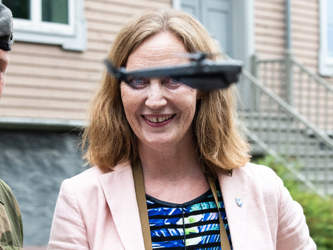 I forbindelse med at Forsvarsmateriell tirsdag 21. juni signerer en større rammeavtale med FLIR som er leverandør av dronen Hornet 3. Forsvarsminister Bjørn Arild Gram og direktør i Forsvarsmateriell Gro Jære deltok på signeringen. I forbindelse med at Forsvarsmateriell tirsdag 21. juni signerer en større rammeavtale med FLIR som er leverandør av dronen Hornet 3. Forsvarsminister Bjørn Arild Gram og direktør i Forsvarsmateriell Gro Jære deltok på signeringen.