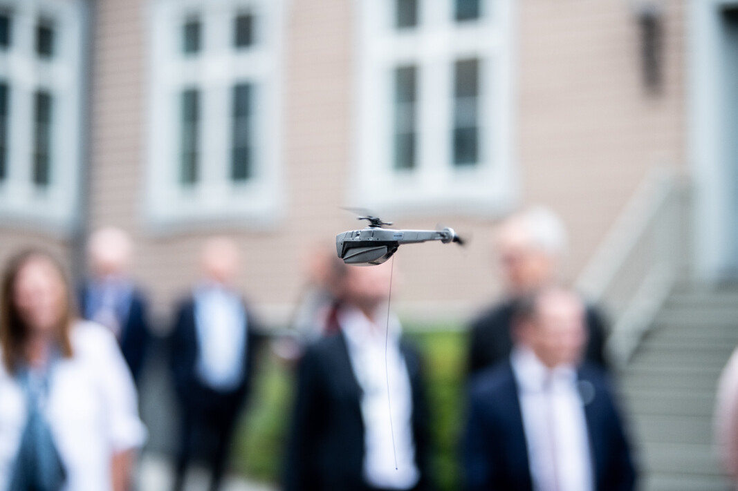 I forbindelse med at Forsvarsmateriell tirsdag 21. juni signerer en større rammeavtale med FLIR som er leverandør av dronen Hornet 3. Forsvarsminister Bjørn Arild Gram og direktør i Forsvarsmateriell Gro Jære deltok på signeringen. I forbindelse med at Forsvarsmateriell tirsdag 21. juni signerer en større rammeavtale med FLIR som er leverandør av dronen Hornet 3. Forsvarsminister Bjørn Arild Gram og direktør i Forsvarsmateriell Gro Jære deltok på signeringen.