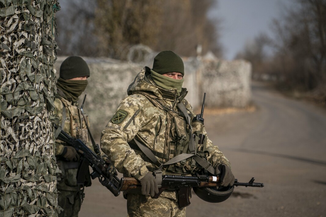 OMRINGES: Ukrainske soldater på vakt nær frontlinjen i Zolote i Luhansk- fylket, øst for Ukraina. Bildet er fra 2019, da Volodymyr Zelenskyj besøkte landsbyen og konfronterte væpnede veteraner som prøvde å hemme tilbaketrekking av våpen.