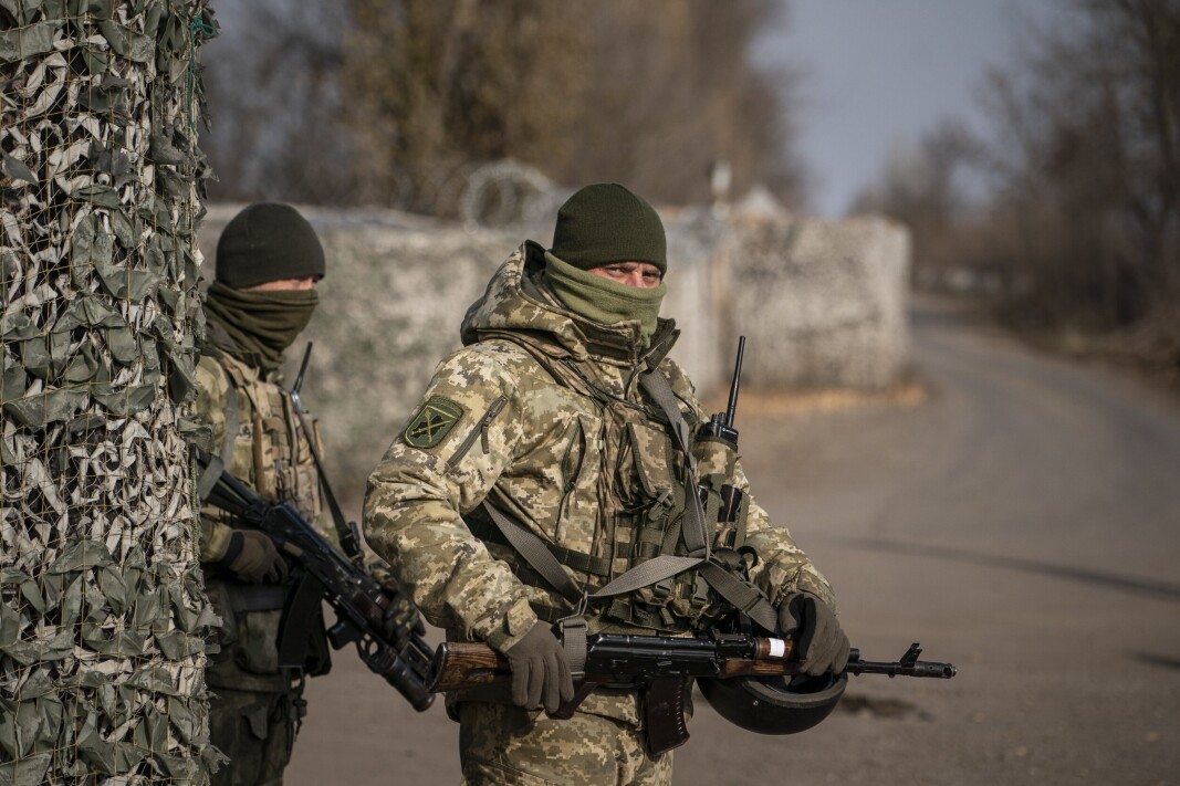 OMRINGES: Ukrainske soldater på vakt nær frontlinjen i Zolote i Luhansk- fylket, øst for Ukraina. Bildet er fra 2019, da Volodymyr Zelenskyj besøkte landsbyen og konfronterte væpnede veteraner som prøvde å hemme tilbaketrekking av våpen. OMRINGES: Ukrainske soldater på vakt nær frontlinjen i Zolote i Luhansk- fylket, øst for Ukraina. Bildet er fra 2019, da Volodymyr Zelenskyj besøkte landsbyen og konfronterte væpnede veteraner som prøvde å hemme tilbaketrekking av våpen.