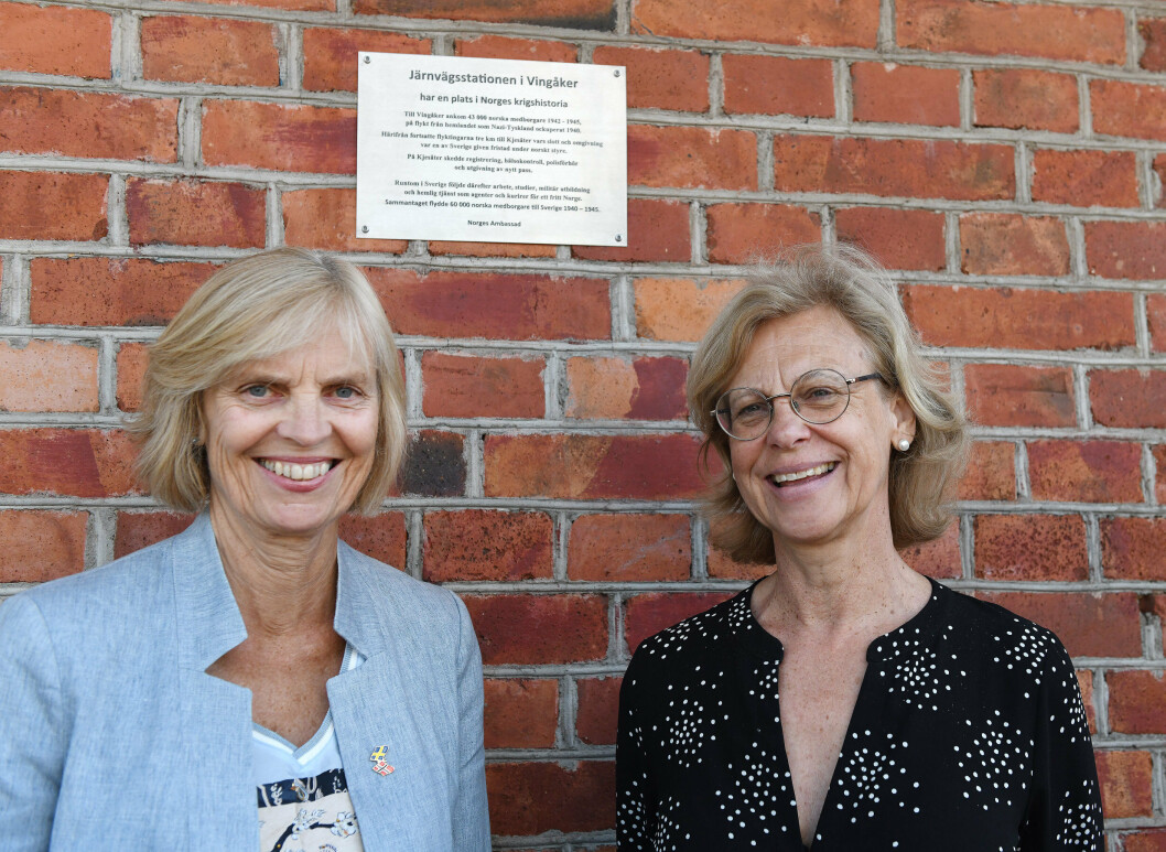 AMBASSADØRER: Norges ambassadør til Sverige, Aud Kolberg og Sveriges ambassadør til Norge, Cecilia Björner deltok i avdukingen av et minnesmerke på Vingåker stasjon.