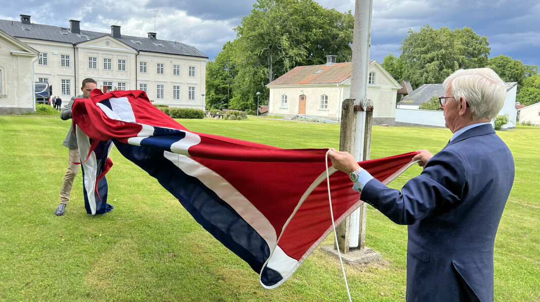 DET NORSKE FLAGGET: Alfienso Zanotto og eieren av Kjesäter slott Johan Hamilton firer det norske flagget etter en historisk dag.