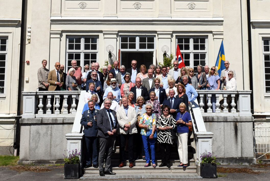 PÅ TRAPPEN: Seminardeltakerne på trappen foran historiske Kjesäter slott. En rekonstruksjon av en oppstilling som ble gjort mange ganger i løpet av krigsårene. PÅ TRAPPEN: Seminardeltakerne på trappen foran historiske Kjesäter slott. En rekonstruksjon av en oppstilling som ble gjort mange ganger i løpet av krigsårene.