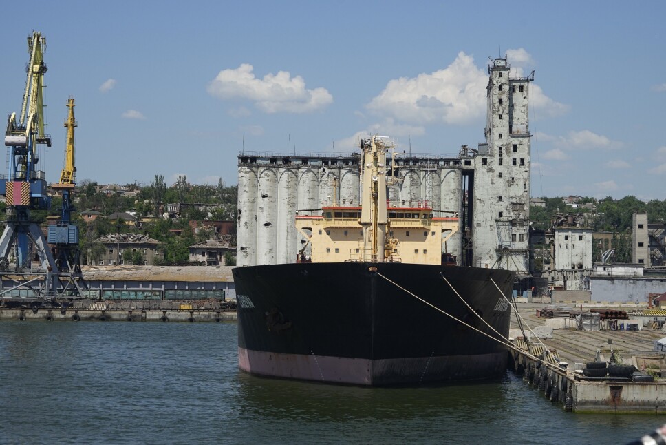 TIL KAI: Flere utenlandske skip ligger til kai i Mariupol, som dette bulgarske tørrlastskipet, som ble fotografert tidligere i juni. Onsdag fikk et tyrkisk skip forlate den okkuperte havnebyen etter samtaler med Russland om utskiping av korn. Bildet er tatt 12. juni 2022.