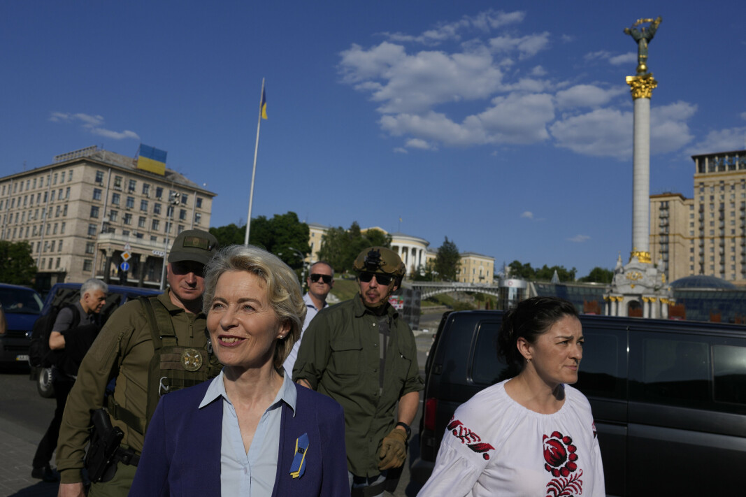 BESØK: EU-kommisjonens president Ursula von der Leyen på besøk i Kyiv lørdag 11. juni.