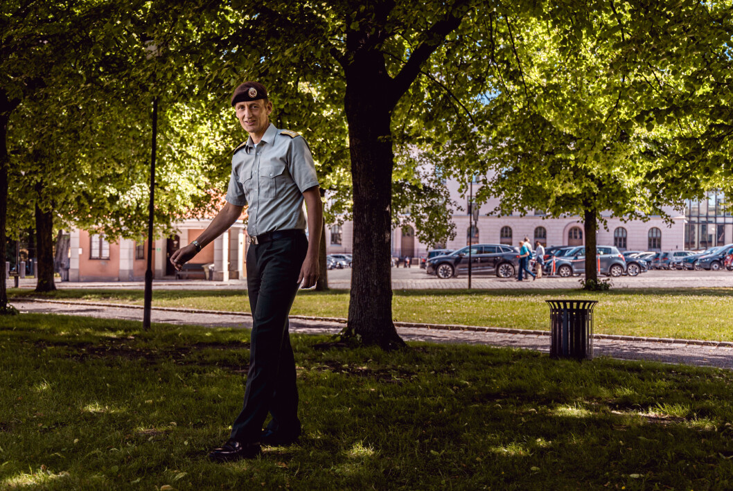RAPPORT: Forsvarssjef Eirik Kristoffersen overleverte i dag en rapport om varsling i Forsvaret til Forsvarsministeren. RAPPORT: Forsvarssjef Eirik Kristoffersen overleverte i dag en rapport om varsling i Forsvaret til Forsvarsministeren.