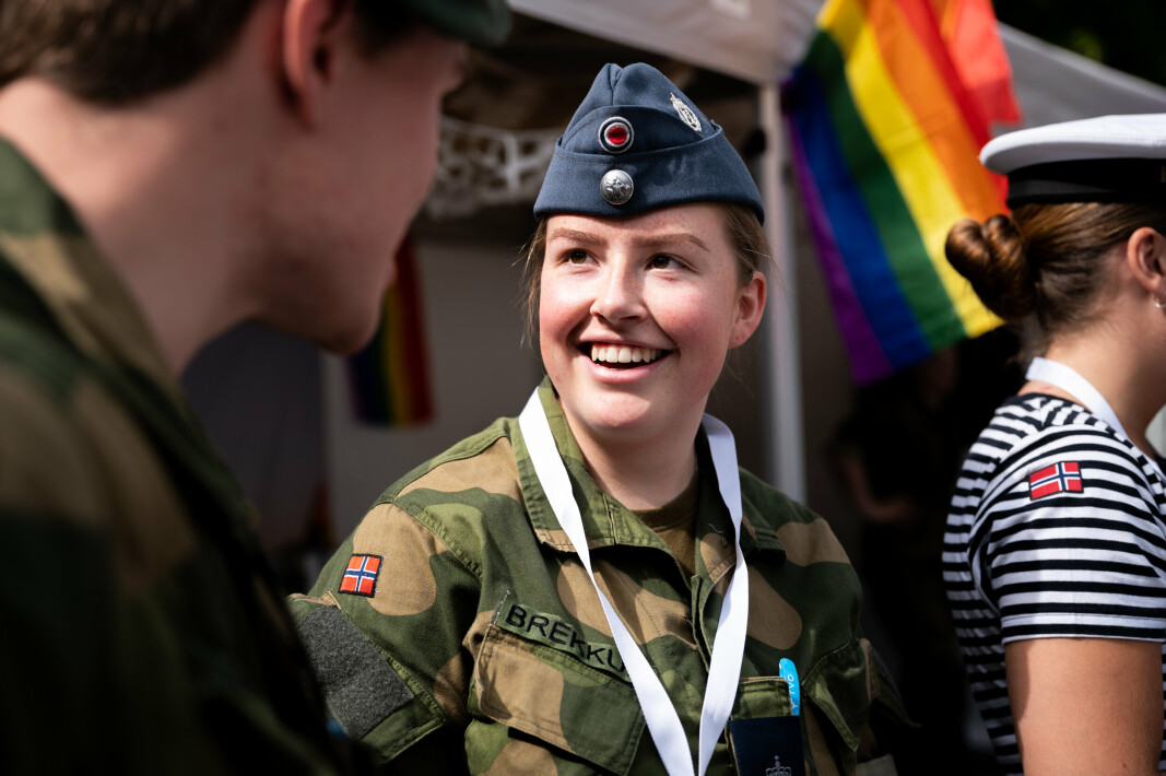 STAND: Forsvaret har igjen i 2022 en egen stand i Oslo Pride. Her kan folk komme å snakke med de som jobber i Forsvaret samtidig som at de kan få bryne seg på forskjellige aktiviteter.