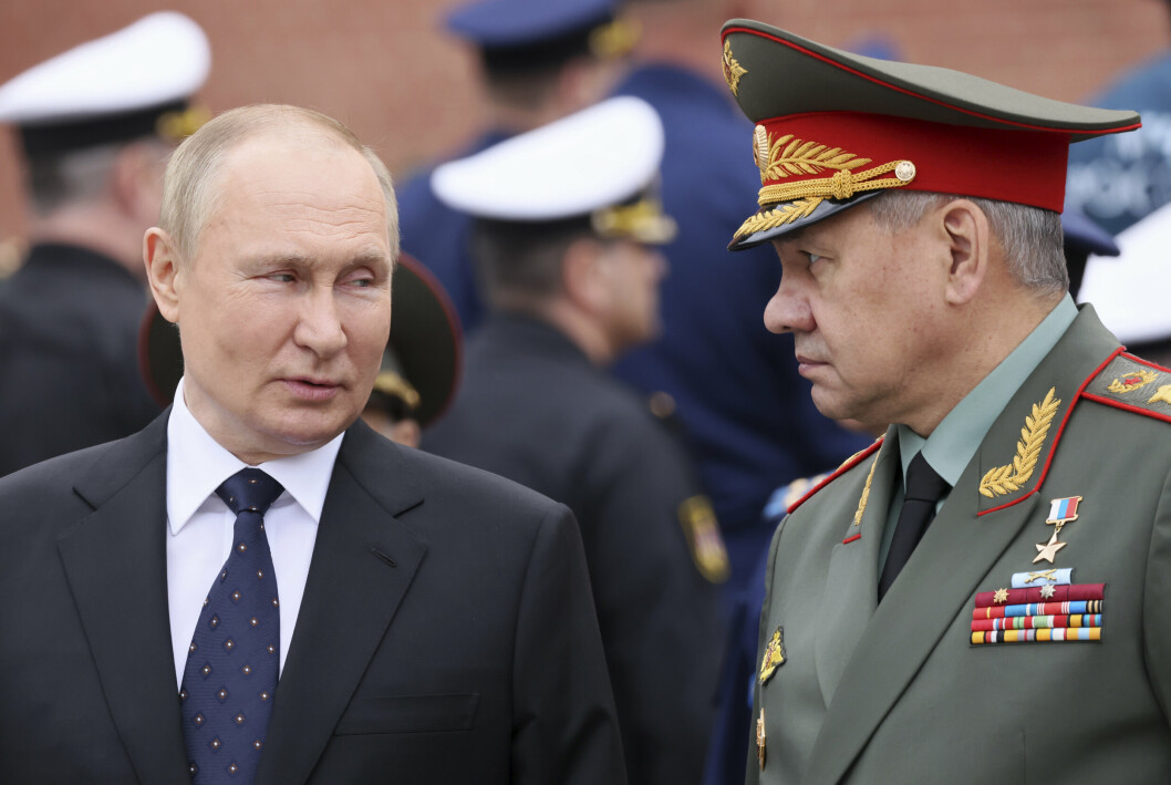 VIL TA GREP: Russlands president Vladimir Putin (t.v) sammen med forsvarsminister Sergei Shoigu.