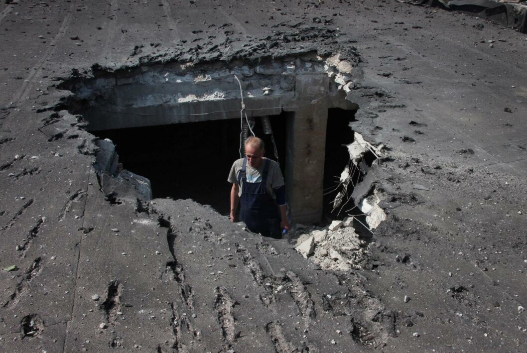 DONETSK: En mann undersøker skadene på taket på et sykehus i Donetsk dagen etter angrepet, som skjedde 13. juni. Bildet ble tatt under en tur organisert av det russiske forsvarsdepartementet. DONETSK: En mann undersøker skadene på taket på et sykehus i Donetsk dagen etter angrepet, som skjedde 13. juni. Bildet ble tatt under en tur organisert av det russiske forsvarsdepartementet.