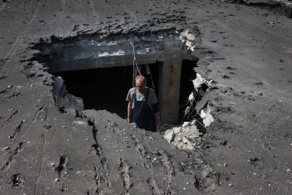DONETSK: En mann undersøker skadene på taket på et sykehus i Donetsk dagen etter angrepet, som skjedde 13. juni. Bildet ble tatt under en tur organisert av det russiske forsvarsdepartementet.