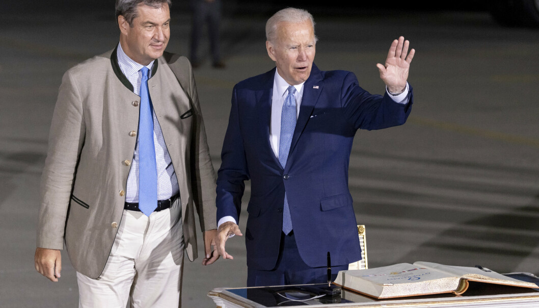 ANKOM G7-MØTE: USAs president Joe Biden, til høyre, vinker ved siden av Bayerns statsminister Markus Soeder, etter å ha ankommet Franz-Josef-Strauss flyplass nær München, Tyskland, lørdag 25. juni 2022, i forkant av G7-toppmøtet.