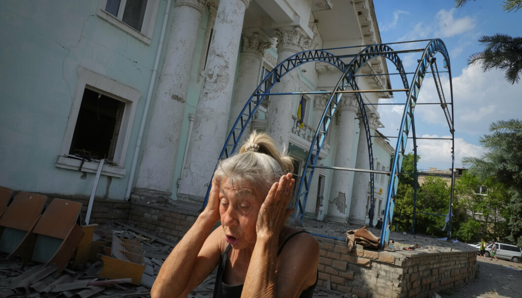 ANGREP: En kvinne i Lysytsjansk holder seg for ørene under et russisk luftangrep 16. juni.