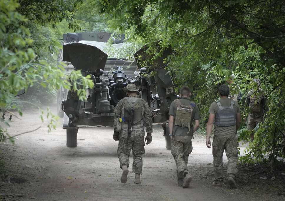 ARTILLERI: Ukrainske soldater med artilleri levert av USA i Donbas-regionen i Øst-Ukraina.