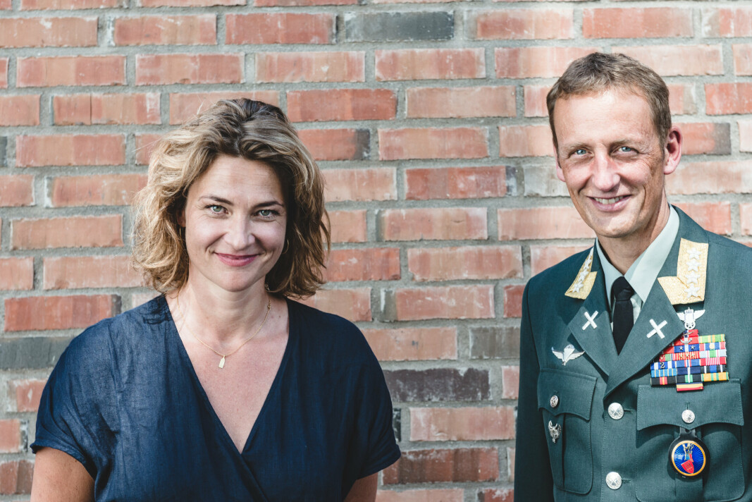 SAMTALE: Forsvarssjef Eirik Kristoffersen og Hanne Eggen Røislien i Cyberforsvaret møttes til samtale i Forsvarets forums podkast.
