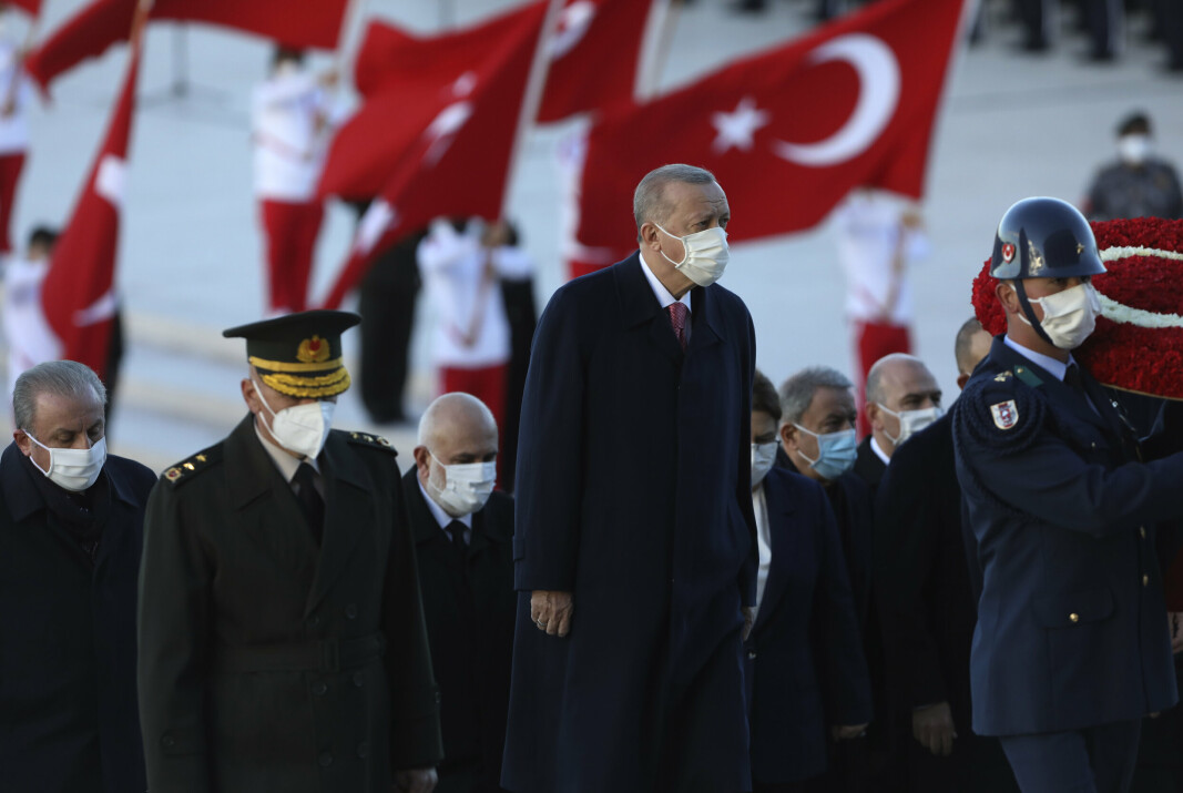 SAVNER SVERIGE-INITIATIV: Tyrkias president Recep Tayyip Erdogan under en seremoni for det moderne Tyrkias grunnlegger, Mustafa Kemal Ataturk i november 2021. Denne uken møter han i Madrid til Nato-toppmøtet, der det svenske medlemsskapet står sentralt.