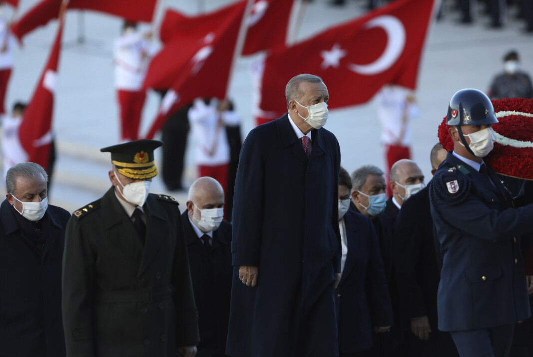 SAVNER SVERIGE-INITIATIV: Tyrkias president Recep Tayyip Erdogan under en seremoni for det moderne Tyrkias grunnlegger, Mustafa Kemal Ataturk i november 2021. Denne uken møter han i Madrid til Nato-toppmøtet, der det svenske medlemsskapet står sentralt. SAVNER SVERIGE-INITIATIV: Tyrkias president Recep Tayyip Erdogan under en seremoni for det moderne Tyrkias grunnlegger, Mustafa Kemal Ataturk i november 2021. Denne uken møter han i Madrid til Nato-toppmøtet, der det svenske medlemsskapet står sentralt.