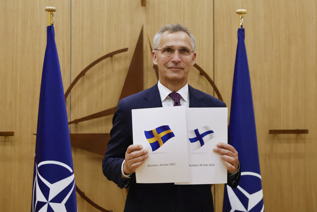 SØKNADER: Natos generalsekretær Jens Stoltenberg holder opp den svenske og finske søknaden. Bildet er datert 18. mai. SØKNADER: Natos generalsekretær Jens Stoltenberg holder opp den svenske og finske søknaden. Bildet er datert 18. mai.