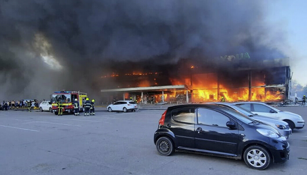 Bildene fra de ukrainske nødetatene viser at det brøt ut brann i kjøpesenteret etter angrepet mandag.