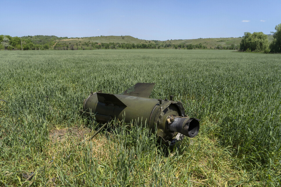 UKRAINA: Restene av et russisk missil i en hveteåker i Øst-Ukraina.