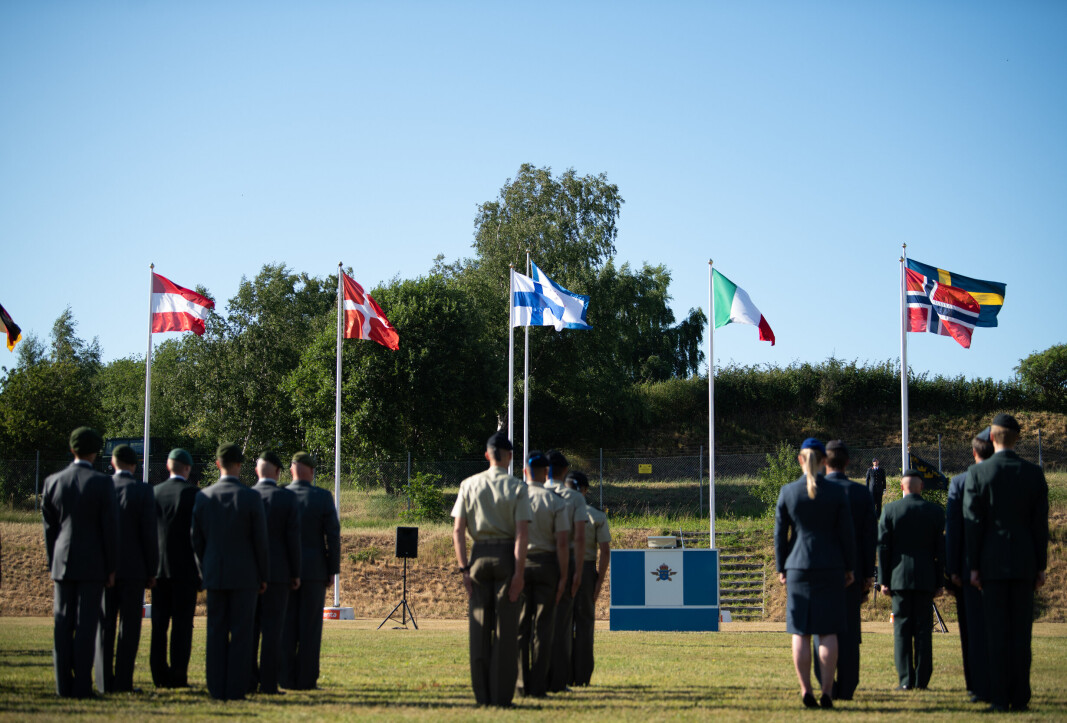 SEREMONI: Tirsdag ettermiddag ble det åpne nordiske mesterskapet i militær femkamp offisielt åpnet. Det norske laget står står til høyre i bildet. SEREMONI: Tirsdag ettermiddag ble det åpne nordiske mesterskapet i militær femkamp offisielt åpnet. Det norske laget står står til høyre i bildet.
