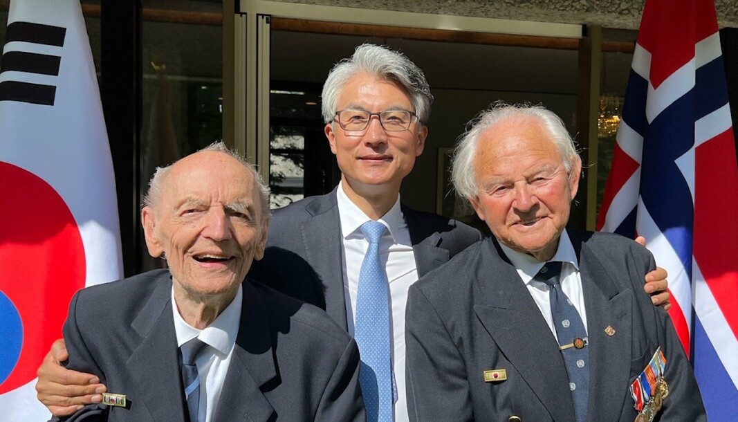TAKK!: – En ære å få være sammen med dere, sa ambassadør Kim Pil-woo og tok et godt tak i de to norske koreaveteranene David Randby (t.v.) og Arvid Fjære.