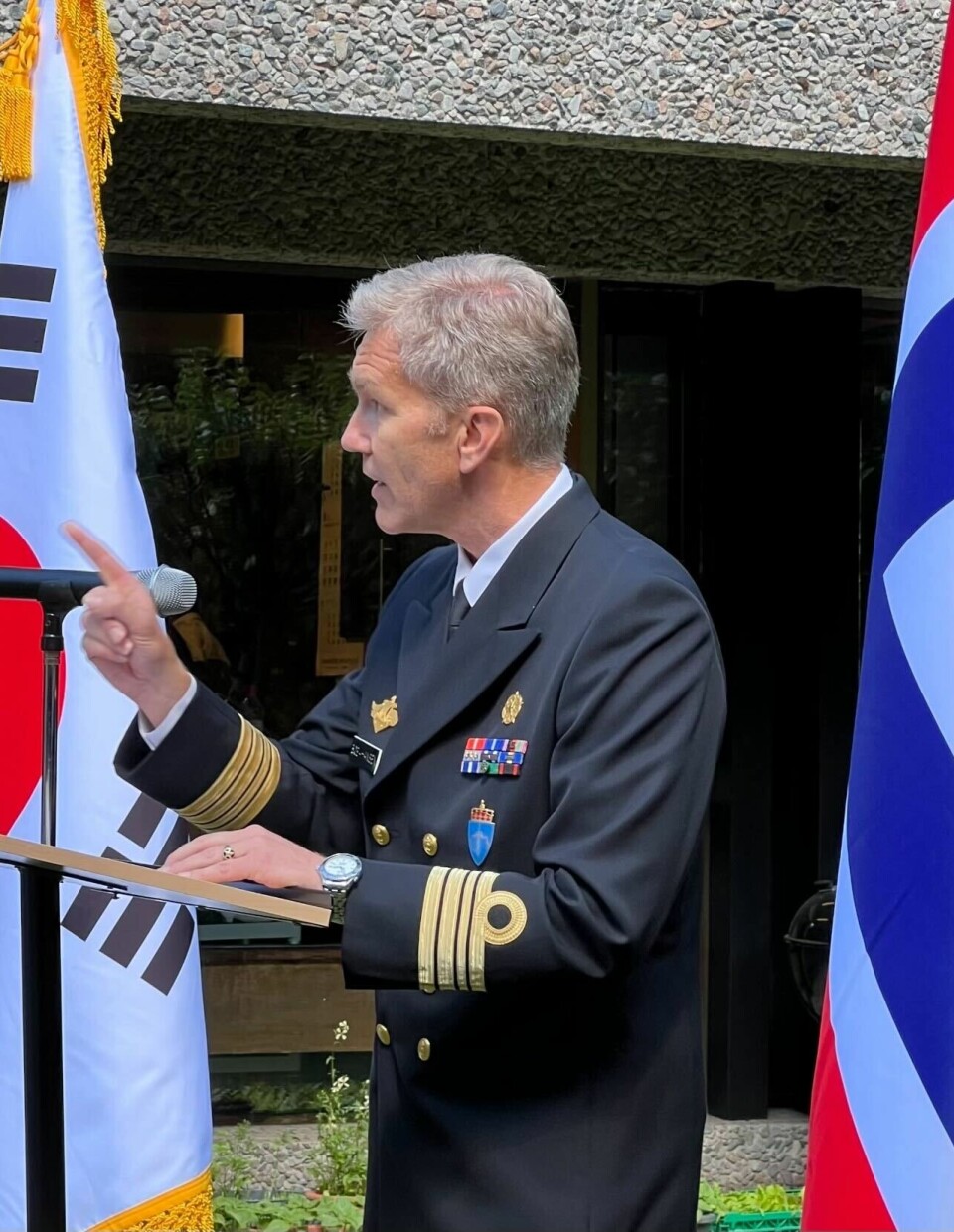 OMSORG OG VARME: – Stor takk for det dere har gjort og fortsatt gjør for våre veteraner. Deres omsorg og varme er fortsatt til stede, sa nestkommanderende for Forsvarets veterantjeneste, kommandørkaptein Ola Bøe-Hansen.