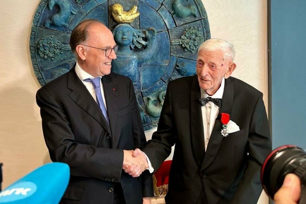 RIDDER: Frankrikes ambassadør i Norge, Pierre-Mathieu Duhamel overrakte Ordre National de la Légion d’honneur til Nils Severin Økland.